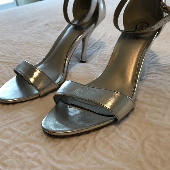 Metallic Silver Open-Toe heels - Picture 2 of 5